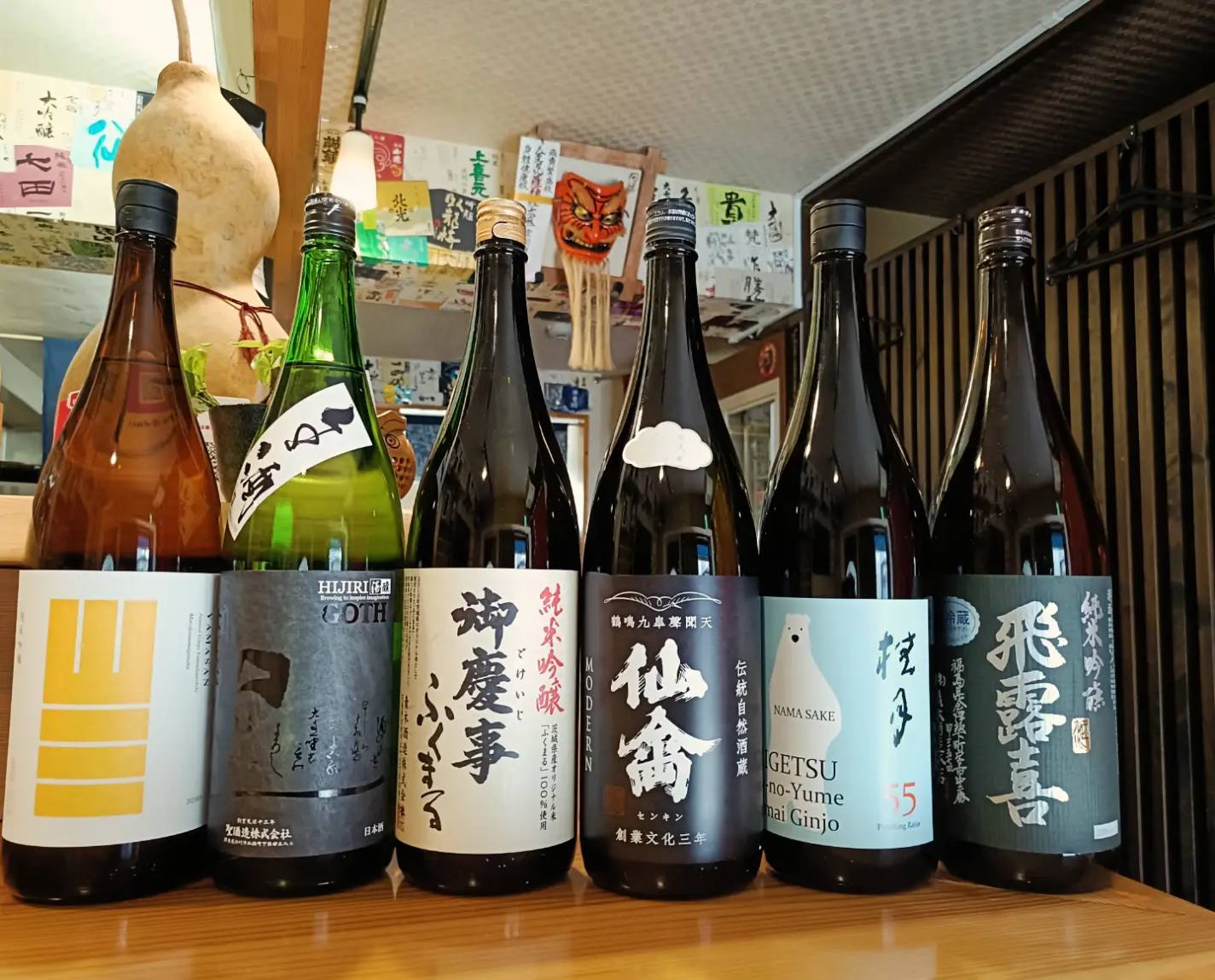 厳選された日本酒のボトルラインナップ